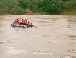 Tatang Fauji, Bersama Warga dan Tim SAR  Evakuasi Korban Tenggelam di Sungai Ciliman