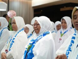 “PNM Temani Hidup Saya dari Nol Hingga Bisa Sekolahkan Anak”: Kisah Ibu Mekaar Menuju Tanah Suci