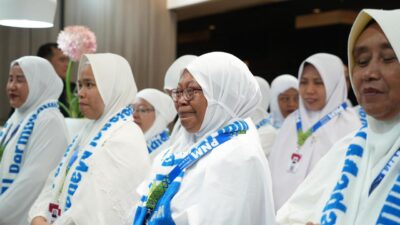 “PNM Temani Hidup Saya dari Nol Hingga Bisa Sekolahkan Anak”: Kisah Ibu Mekaar Menuju Tanah Suci