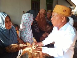 Bantu Dapur Warga Mengepul, ‘Babe’ Zainal Salurkan Bantuan Ayam Merah Jelang Lebaran