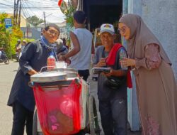 Novi Ayla KDI Ikut Jumat Berkah Wartawan, Bagikan Nasi Boks di Condet