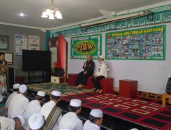 Keren! Wartawan Jabodetabek Bagikan 100 Nasi Boks hingga Alat Salat ke Ponpes di Bekasi
