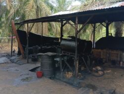 Polsek Keluang Gerebek Kilang Minyak Ilegal Berkapasitas 80 Drum, Tiga Pelaku Diamankan