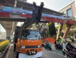 Truk Pengangkut Alat Berat Tabrak JPO Tendean, Polisi Selidiki Penyebab Kecelakaan