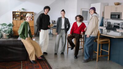 Barrel Pants Jadi Primadona Baru, Siluet Celana yang Disebut Bakal Bertahan Lama