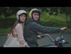 Film “Dan Bandung”, Pertaruhan Baru Pidi Baiq Setelah Dilan, Siap Hadirkan Romansa yang Lebih Dewasa