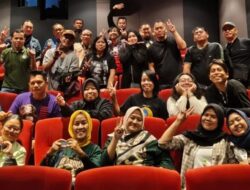 Rindu yang Tak Pernah Usai: Penggemar Padati Bioskop demi Menyaksikan Nike Ardilla di Film Olga dan Sepatu Roda