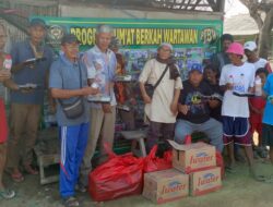 Di Kampung Nelayan Pakis Jaya Karawang, Program Jumat Berkah Wartawan Berbagi Nasi Boks dan Air Mineral