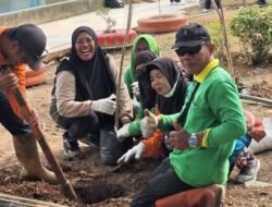 Pegadaian Kanwil III Palembang Dukung Aksi Hijau, Tanam Pohon dan Bersihkan Sampah di Taman Retensi Polda