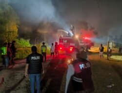 Polsek Banyuasin 1 bersama pemadam kebakaran dalam menangani kebakaran hutan dan lahan (Karhutla) di wilayah Kelurahan Mariana, Kecamatan Banyuasin I