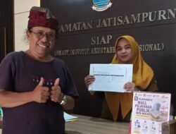 Edie Karsito Turun Tangan Urus Dokumen Warga Rentan di Bekasi, Akta Kelahiran Anak Jadi Prioritas