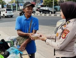 Wujud Kepedulian Sosial, Bidhumas Polda Sumsel Bagikan Nasi Uduk kepada Masyarakat