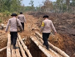 Pastikan Lahan Aman dari Api, Polsek Air Kumbang Lakukan Pendinginan Dampak Karhutla