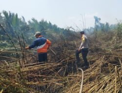 Bhabinkamtibmas Bersama Masyarakat Tangani Karhutla di Desa Teluk Payo