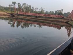 Tongkang PT BMH Melintang di Alur Sungai, Warga Dusun Sungai Burung Keluhkan Akses Terputus