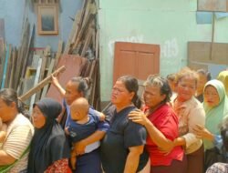 PJBW Bagikan 100 Nasi Kotak ke Puluhan Keluarga Kampung Pemulung Bekasi
