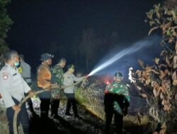TNI-Polri, BPBD dan Warga Bersama Padamkan Karhutla di Desa Gasing