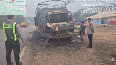 Truk Bermuatan Paket J&T Terbakar di Jalintim KM 37 Banyuasin, Polisi Lakukan Pengaturan Lalu Lintas