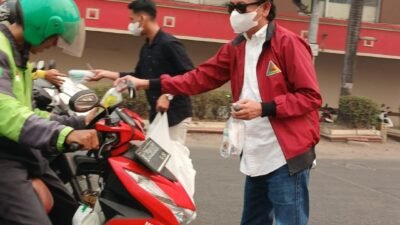 Bagikan Seribu Bingkisan Vitamin, Madu, Air Mineral, dan Masker FOKAL IMM Bergerak Bersama Peduli Kabut Asap